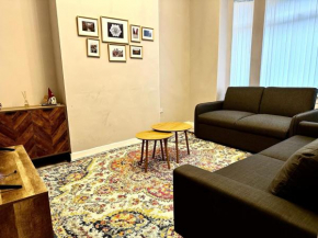 Stylish 3 Bedroom Levenshulme Home Sleeps 7